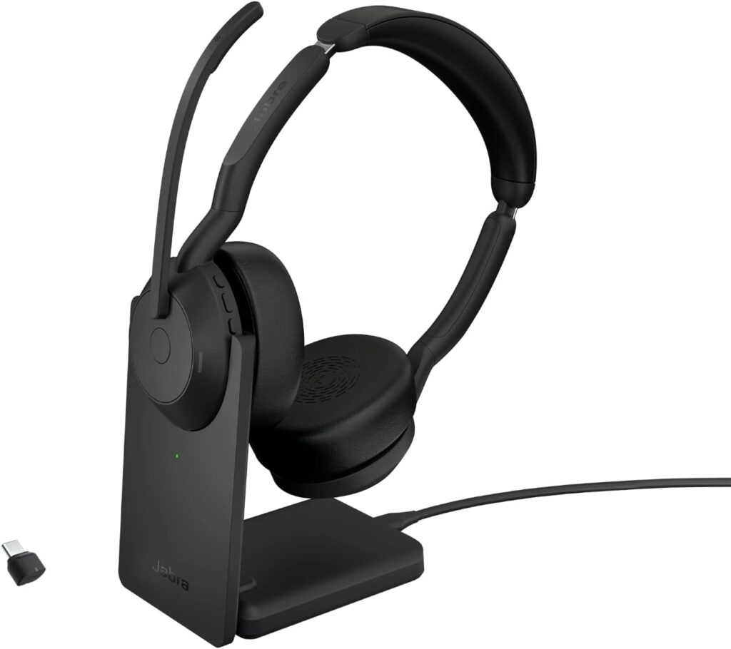 Jabra Evolve2 55 Stereo-Headset mit aktiver Geräuschunterdrückung und Ladestation, ideal für professionelle Anwendungen.